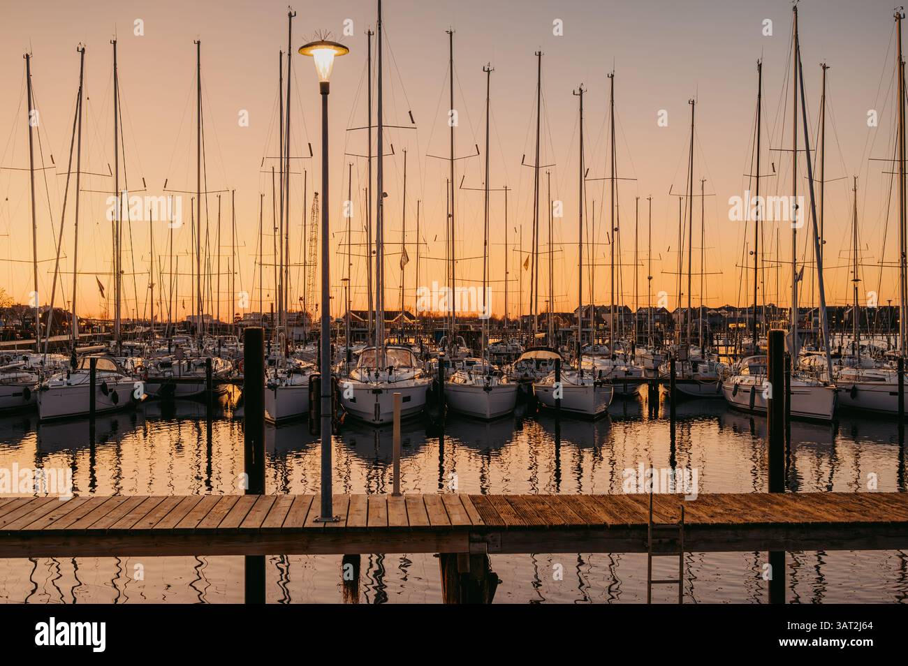Ora d'oro al porto degli yacht di Heiligenhafen Marina Foto Stock