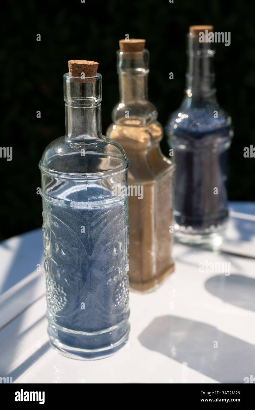 Bottiglie decorative in vetro riempite di sabbia colorata per matrimonio CE Foto Stock