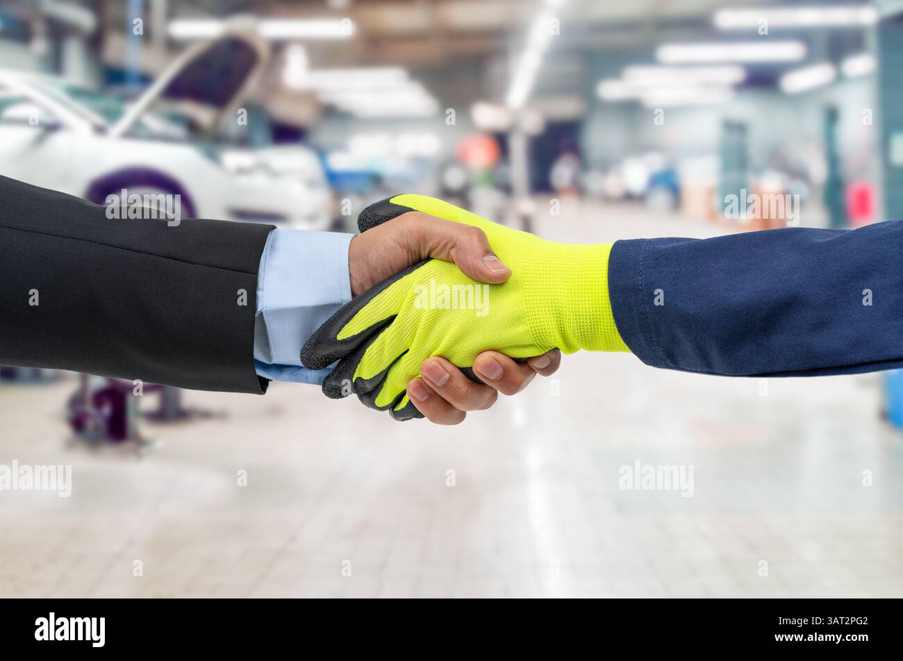 Collaborazione, stretta di mano e collaborazione tra lavoratori e imprenditori per contratto in officina , trattative o onboarding. Gente che stringe la mano per l'assunzione, r Foto Stock