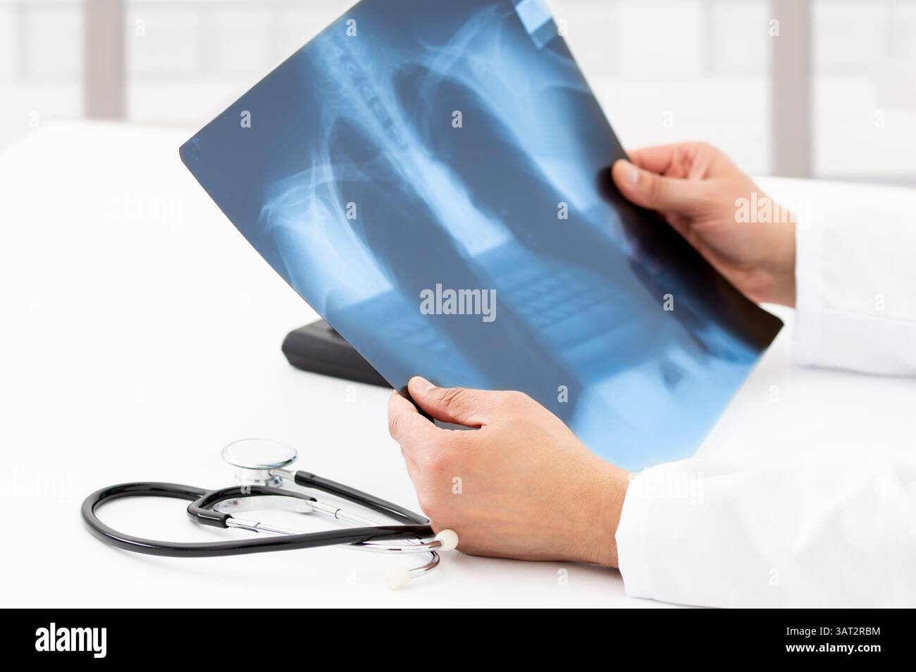 Medico donna che guarda radiografia a raggi X nella stanza del paziente con malattia polmonare in clinica Foto Stock