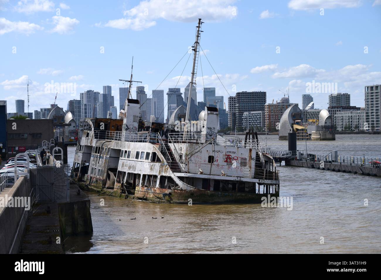 Un ex traghetto Mersey ormeggiato vicino alla barriera del Tamigi ha preso fuoco. La MV Royal Iris ospitò le prime apparizioni televisive dei Beatles e trasportato Que Foto Stock
