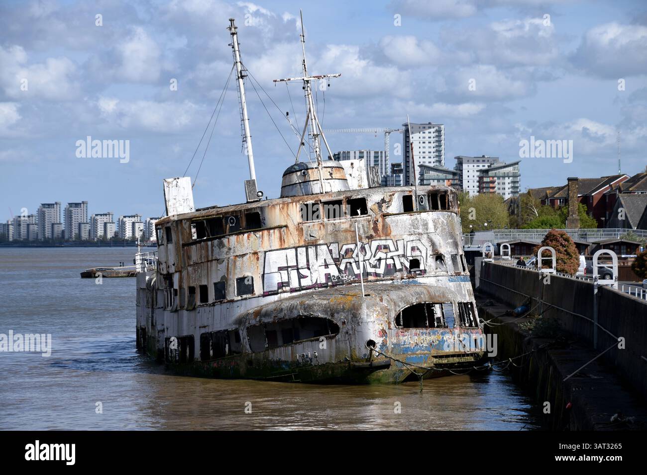 Un ex traghetto Mersey ormeggiato vicino alla barriera del Tamigi ha preso fuoco. La MV Royal Iris ospitò le prime apparizioni televisive dei Beatles e trasportato Que Foto Stock