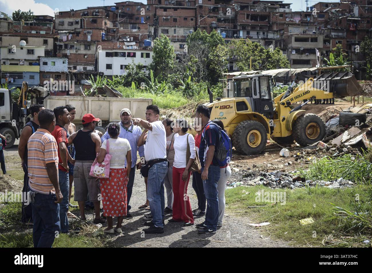 21 luglio 2013 - Caracas, Miranda, Venezuela - i locali discutono con un rappresentante del governo locale dopo che i membri della Guardia Nazionale venezuelana sono arrivati per rimuovere circa 200 persone che avevano occupato la terra, sperando di costruirvi case. Il governo socialista dice che la proprietà di 10 ettari sarà il sito di appartamenti per abitazioni pubbliche, un progetto avviato quattro anni fa, ma che deve ancora iniziare. (Immagine di credito: © Charles Mostoller/ZUMAPRESS.com) Foto Stock