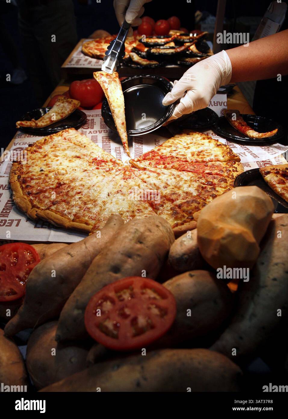 15 luglio 2013 - Kansas City, MO, USA - uno serviva pizza con crosta di patate dolci e cereali integrali al loro stand, 16 luglio 2013, alla convention nazionale della School Nutrition Association a Bartle Hall a Kansas City, Missouri. (Immagine di credito: © Keith Myers/MCT/ZUMAPRESS.com) Foto Stock