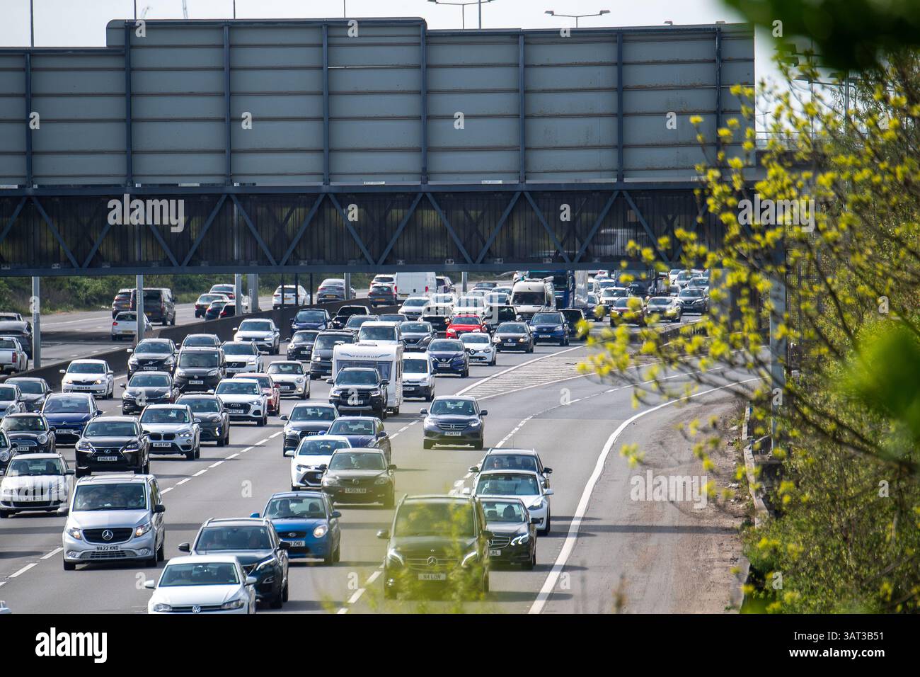 Colnbrook, Regno Unito. 18 aprile 2025. Il traffico sulla M25 a Colnbrook, Berkshire, era pesante questa mattina, con una parte della Smart Motorway che aveva un limite di velocità variabile di 40 km/h mentre la gente si dirigeva verso il weekend di Pasqua. Crediti: Maureen McLean/Alamy Live News Foto Stock