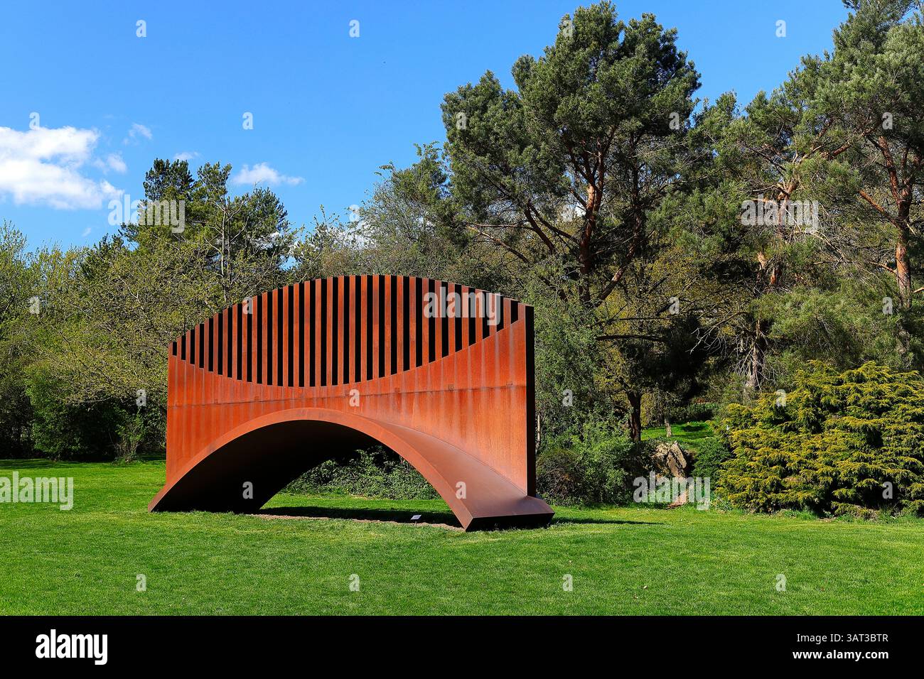 La scultura intitolata "Crossing" è un'opera d'arte creata dall'artista Nigel Hall ed è in mostra allo Yorkshire Sculpture Park nel West Yorkshire, Regno Unito Foto Stock