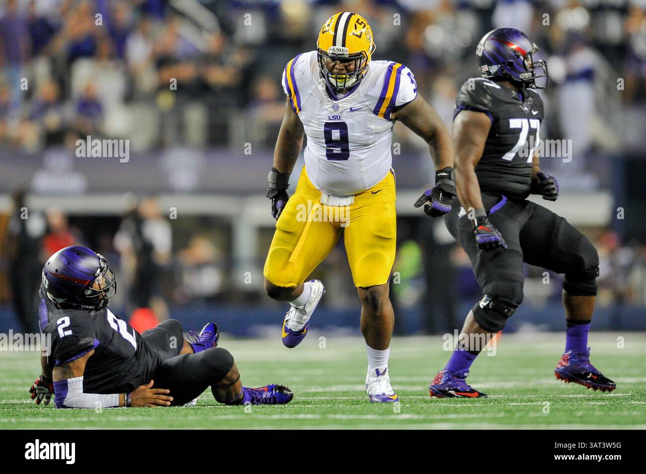 31 agosto 2013:.LSU Tigers defensive tackle Ego Ferguson (9) colpisce il quarterback TCU Horned Frogs Trevone Boykin (2) molto duramente dopo aver passato la palla mentre TCU Horned Frogs Guard Jamelle Naff (77) Looks on.in una partita di football NCAA tra i LSU Tigers e i TCU Horned Frogs all'AT&T Stadium di Arlington, Texas. (Credit Image: Foto Stock