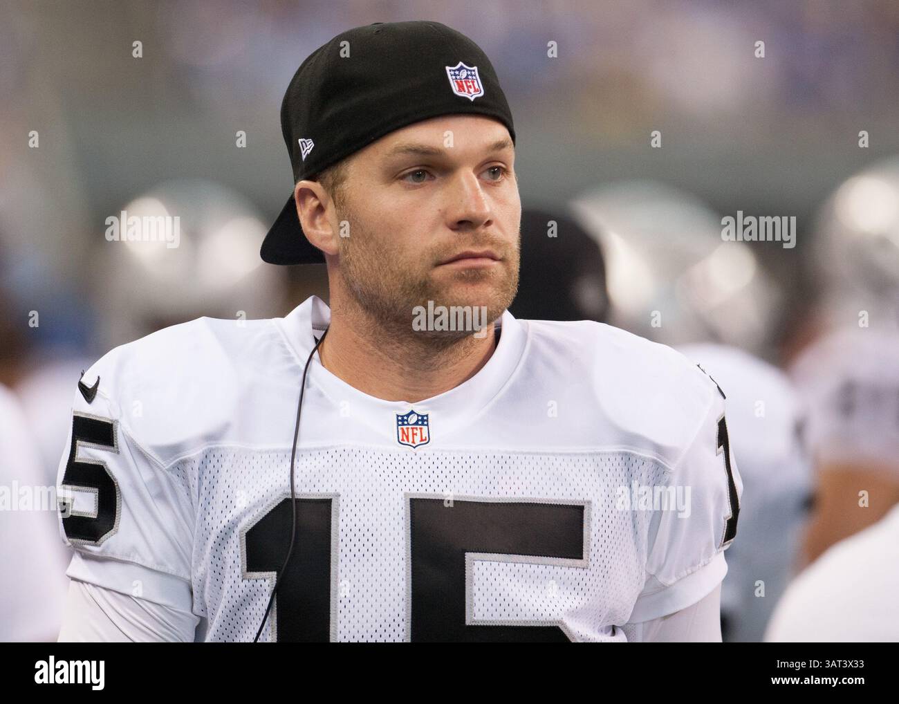8 settembre 2013 - Indianapolis, IN, Stati Uniti d'America - 8 settembre 2013: Quarterback degli Oakland Raiders Matt Flynn (15) durante la partita tra gli Oakland Raiders e gli Indianapolis Colts al Lucas Oil Stadium di Indianapolis, IN. Gli Indianapolis Colts sconfissero gli Oakland Raiders 21-17. (Credit Image: © Aaron Doster/Cal Sport Media/ZUMAPRESS.com) Foto Stock