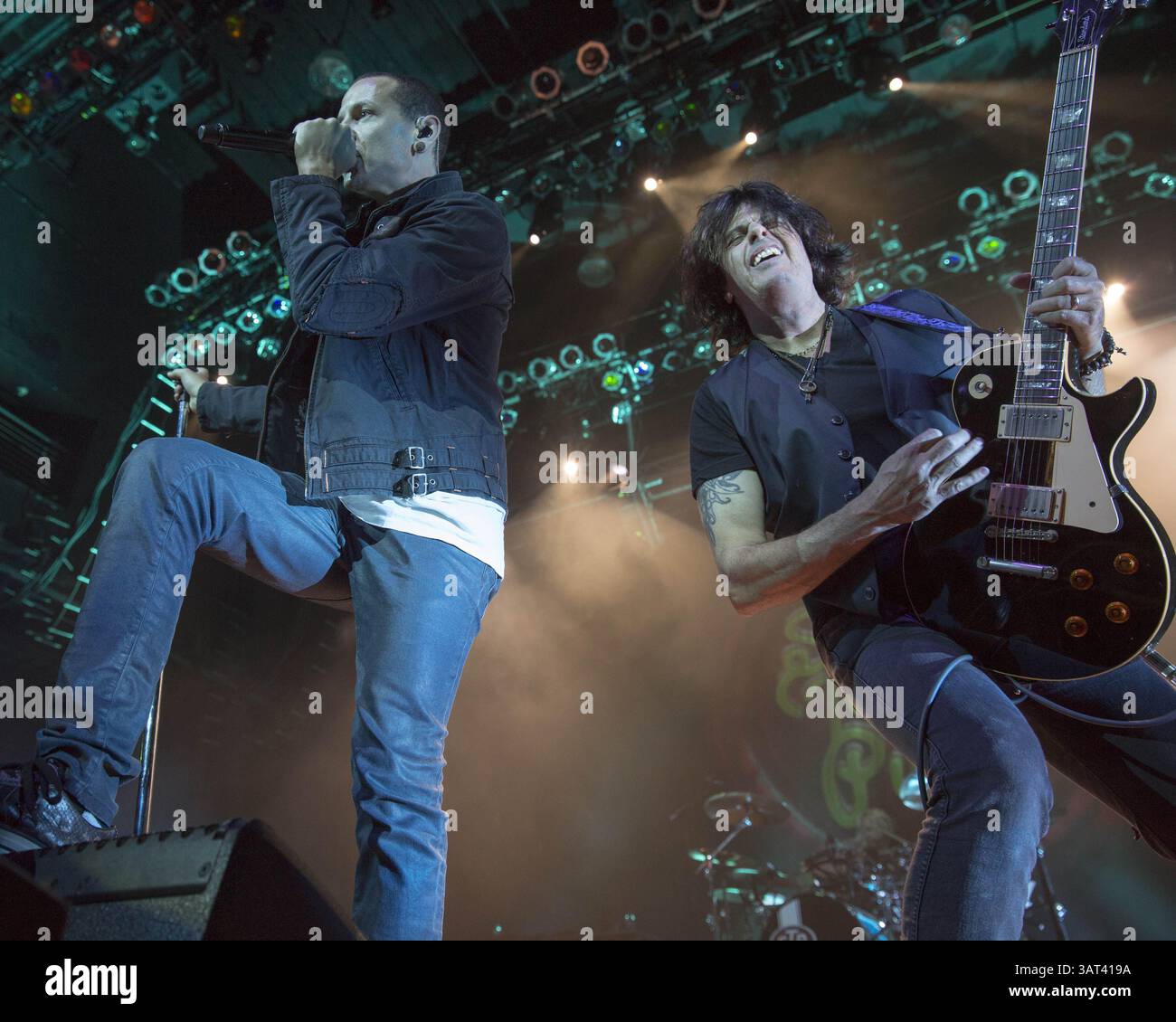 7 settembre 2013 - Atlantic City, New Jersey, U. S - il cantante CHESTER BENNINGTON e DEAN DELEO dei Stone Temple Pilots si esibiscono alla House of Blues di Atlantic City, New Jersey. (Immagine di credito: © Daniel DeSlover/ZUMAPRESS.com) Foto Stock