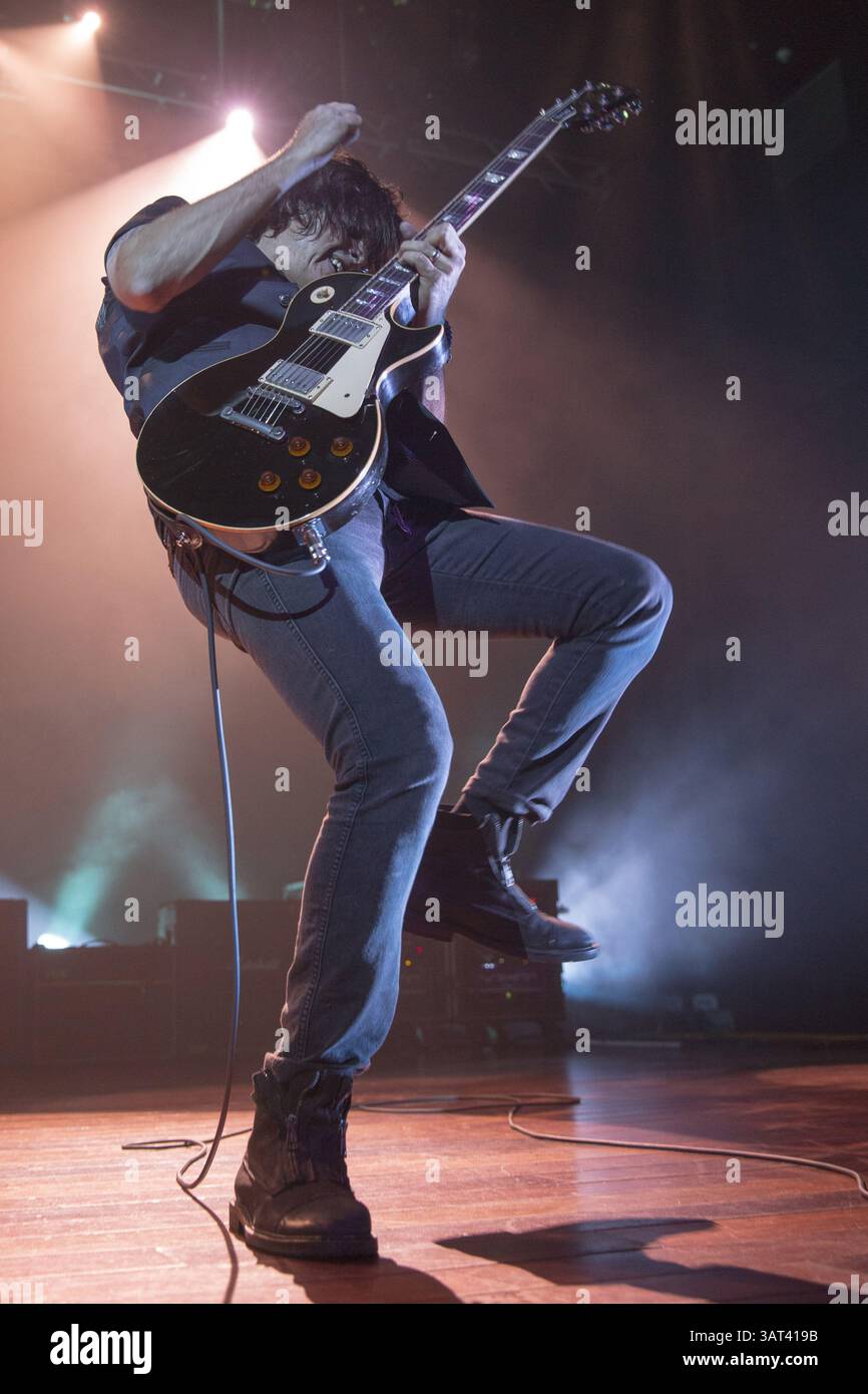 7 settembre 2013 - Atlantic City, New Jersey, U. S - il chitarrista DEAN DELEO degli Stone Temple Pilots si esibisce all'House of Blues di Atlantic City, New Jersey. (Immagine di credito: © Daniel DeSlover/ZUMAPRESS.com) Foto Stock