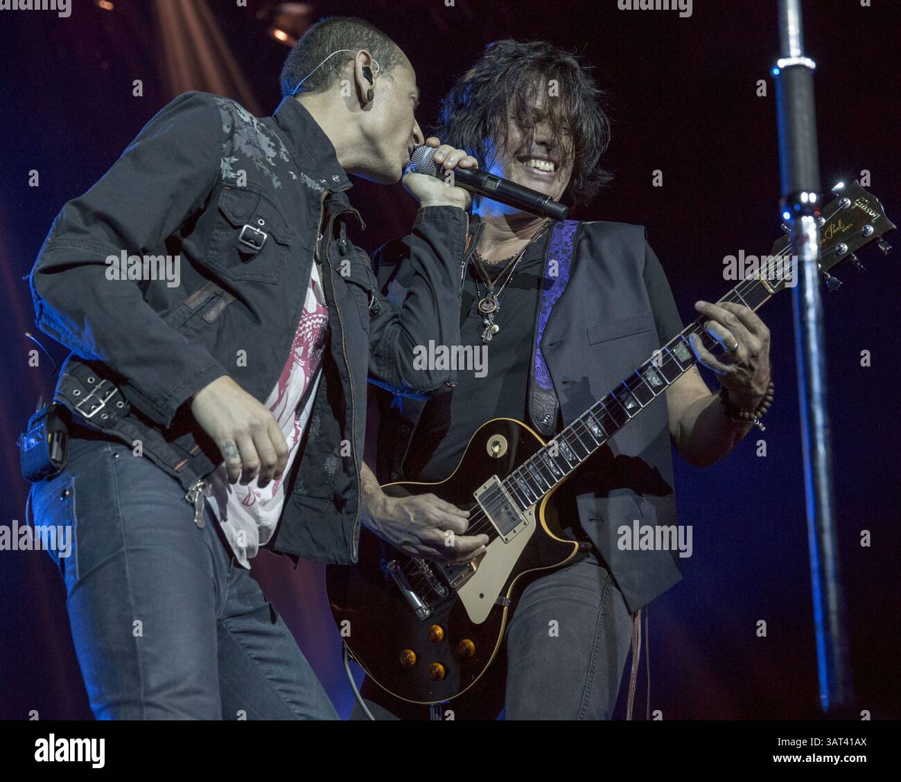 7 settembre 2013 - Atlantic City, New Jersey, U. S - il cantante CHESTER BENNINGTON e DEAN DELEO dei Stone Temple Pilots si esibiscono alla House of Blues di Atlantic City, New Jersey. (Immagine di credito: © Daniel DeSlover/ZUMAPRESS.com) Foto Stock
