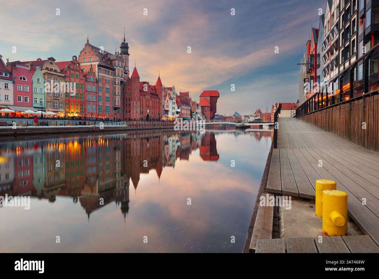 Danzica, Polonia. Immagine del paesaggio urbano della città vecchia di Danzica, in Polonia, con uno splendido tramonto. Foto Stock