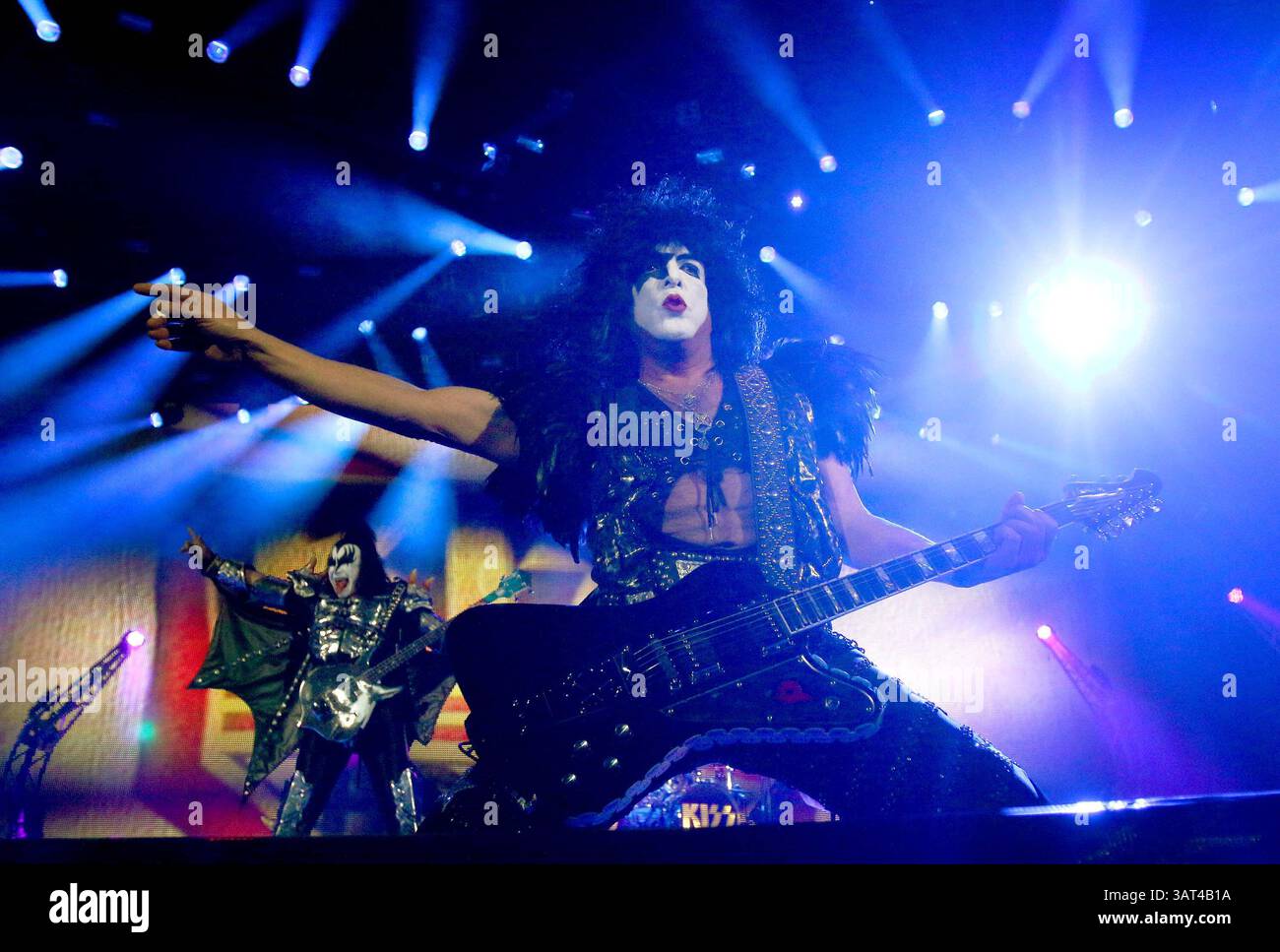 8 novembre 2013 - Calgary, AB, Canada - il chitarrista dei KISS Paul Stanley si esibisce a Calgary, in alta quota, venerdì 8 novembre 2013 allo Scotiabank Saddledome. Questo concerto sostituisce lo spettacolo che è stato cancellato a luglio quando il Saddledome è stato danneggiato durante le inondazioni di giugno. La band detiene il riconoscimento come uno dei migliori campioni d'oro d'America, vendendo oltre 100 milioni di album in tutto il mondo nei loro 40 anni di carriera. Le tappe della carriera di KISS sono sbalorditive e vantano decenni di tour da record in tutto il mondo. Jim Wells/Calgary Sun/QMI Agency (immagine di credito: © Jim Wells/QMI Agency/ZUMAPRESS.com) Foto Stock