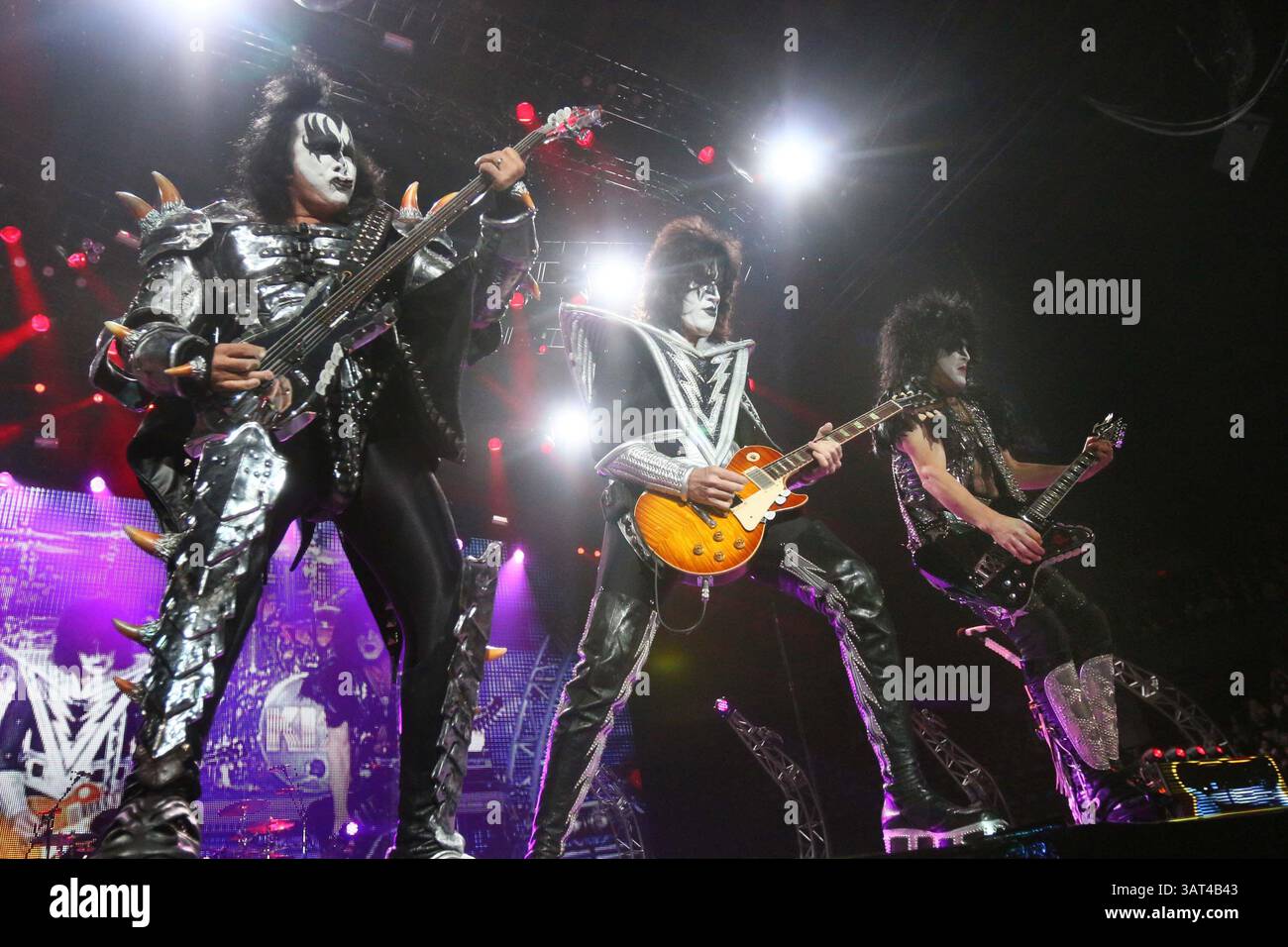 8 novembre 2013 - Calgary, AB, Canada - KISS (L R Gene Simmons, Tommy Thayer e Paul Stanley si esibiscono a Calgary, alta. Venerdì 8 novembre 2013 allo Scotiabank Saddledome. Questo concerto sostituisce lo spettacolo che è stato cancellato a luglio quando il Saddledome è stato danneggiato durante le inondazioni di giugno. La band detiene il riconoscimento come uno dei migliori campioni d'oro d'America, vendendo oltre 100 milioni di album in tutto il mondo nei 40 anni di carriera. Le tappe della carriera di KISS sono sbalorditive e vantano decenni di tour da record in tutto il mondo. Jim Wells/Calgary Sun/QMI Agency (immagine di credito: © Jim Wells/QMI Agency/ZUMAPRES Foto Stock