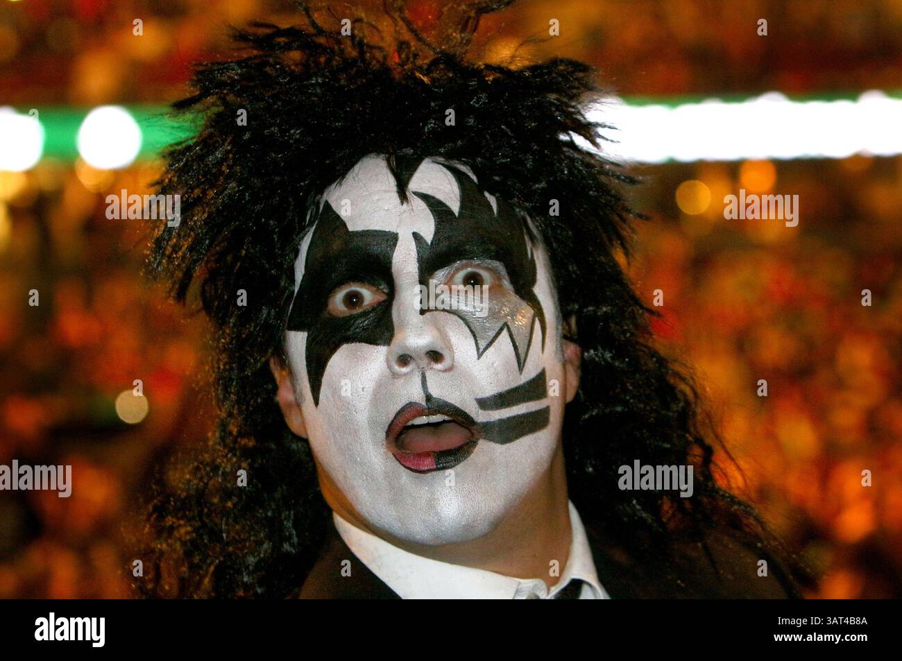 8 novembre 2013 - Calgary, AB, Canada - il fan del BACIO David Wright mostra il suo spirito chitarrista a Calgary, in alta. Venerdì 8 novembre 2013 allo Scotiabank Saddledome. Questo concerto sostituisce lo spettacolo che è stato cancellato a luglio quando il Saddledome è stato danneggiato durante le inondazioni di giugno. La band detiene il riconoscimento come uno dei migliori campioni d'oro d'America, vendendo oltre 100 milioni di album in tutto il mondo nei loro 40 anni di carriera. Le tappe della carriera di KISS sono sbalorditive e vantano decenni di tour da record in tutto il mondo. Jim Wells/Calgary Sun/QMI Agency (immagine di credito: © Jim Wells/QMI Agency/ZUMAPRESS.com) Foto Stock