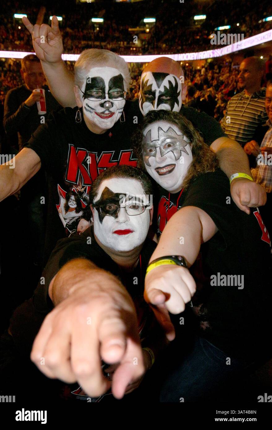 8 novembre 2013 - Calgary, AB, Canada - KISS mostrano lo spirito a Calgary, alta. Venerdì 8 novembre 2013 allo Scotiabank Saddledome. Questo concerto sostituisce lo spettacolo che è stato cancellato a luglio quando il Saddledome è stato danneggiato durante le inondazioni di giugno. La band detiene il riconoscimento come uno dei migliori campioni d'oro d'America, vendendo oltre 100 milioni di album in tutto il mondo nei loro 40 anni di carriera. Le tappe della carriera di KISS sono sbalorditive e vantano decenni di tour da record in tutto il mondo. Jim Wells/Calgary Sun/QMI Agency (immagine di credito: © Jim Wells/QMI Agency/ZUMAPRESS.com) Foto Stock