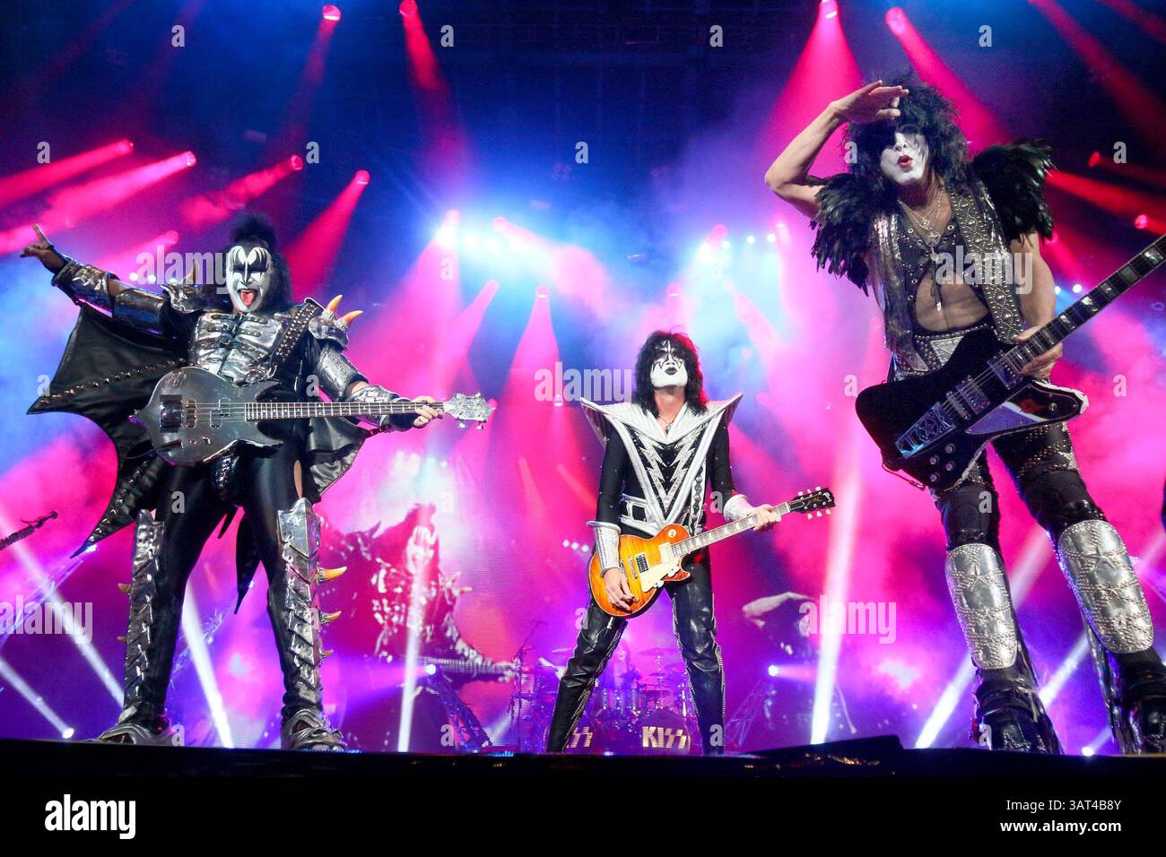 8 novembre 2013 - Calgary, AB, Canada - KISS (L-R) Gene Simmons, Tommy Thayer e Paul Stanley si esibiscono a Calgary, in alta. Venerdì 8 novembre 2013 allo Scotiabank Saddledome. Questo concerto sostituisce lo spettacolo che è stato cancellato a luglio quando il Saddledome è stato danneggiato durante le inondazioni di giugno. La band detiene il riconoscimento come uno dei migliori campioni d'oro d'America, vendendo oltre 100 milioni di album in tutto il mondo nel loro 40 anni di carriera. Le tappe della carriera di KISS sono sbalorditive e vantano decenni di tour da record in tutto il mondo. Jim Wells/Calgary Sun/QMI Agency (immagine di credito: © Jim Wells/QMI Agency/ZUMAPRE Foto Stock