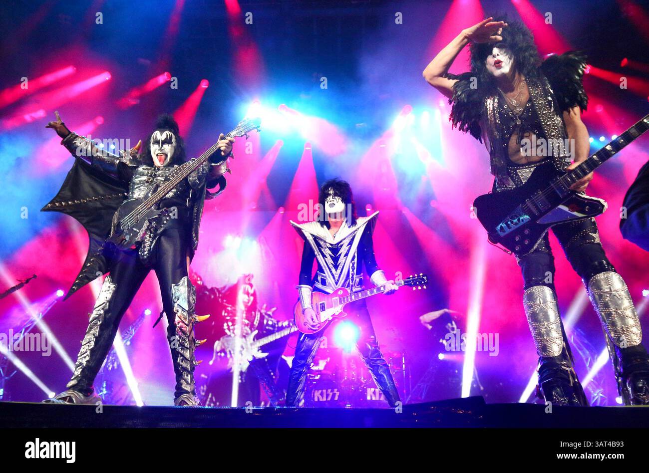 8 novembre 2013 - Calgary, AB, Canada - KISS (L-R) Gene Simmons, Tommy Thayer e Paul Stanley si esibiscono a Calgary, in alta. Venerdì 8 novembre 2013 allo Scotiabank Saddledome. Questo concerto sostituisce lo spettacolo che è stato cancellato a luglio quando il Saddledome è stato danneggiato durante le inondazioni di giugno. La band detiene il riconoscimento come uno dei migliori campioni d'oro d'America, vendendo oltre 100 milioni di album in tutto il mondo nel loro 40 anni di carriera. Le tappe della carriera di KISS sono sbalorditive e vantano decenni di tour da record in tutto il mondo. Jim Wells/Calgary Sun/QMI Agency (immagine di credito: © Jim Wells/QMI Agency/ZUMAPRE Foto Stock