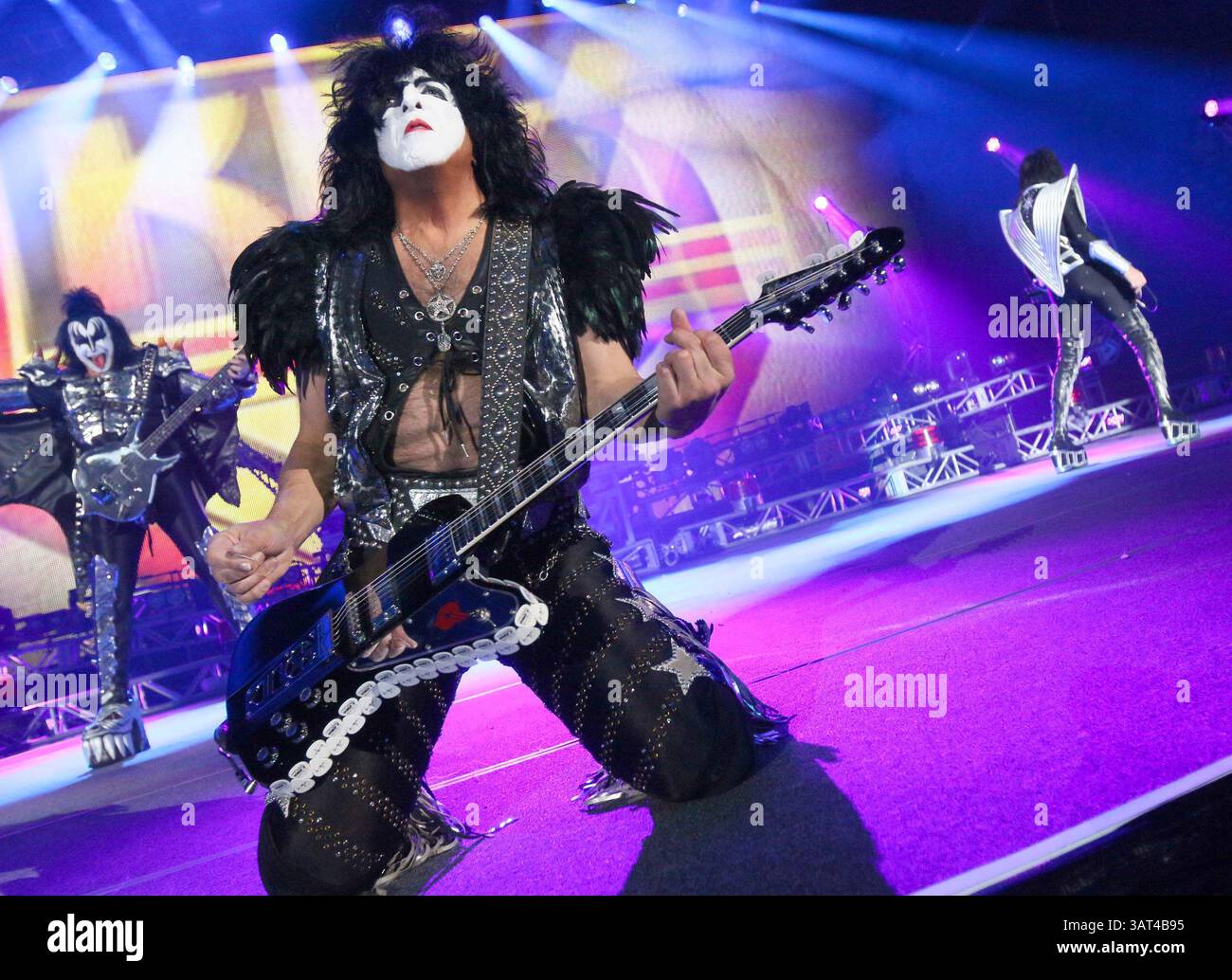 8 novembre 2013 - Calgary, AB, Canada - il chitarrista dei KISS Paul Stanley si esibisce a Calgary, in alta quota, venerdì 8 novembre 2013 allo Scotiabank Saddledome. Questo concerto sostituisce lo spettacolo che è stato cancellato a luglio quando il Saddledome è stato danneggiato durante le inondazioni di giugno. La band detiene il riconoscimento come uno dei migliori campioni d'oro d'America, vendendo oltre 100 milioni di album in tutto il mondo nei loro 40 anni di carriera. Le tappe della carriera di KISS sono sbalorditive e vantano decenni di tour da record in tutto il mondo. Jim Wells/Calgary Sun/QMI Agency (immagine di credito: © Jim Wells/QMI Agency/ZUMAPRESS.com) Foto Stock