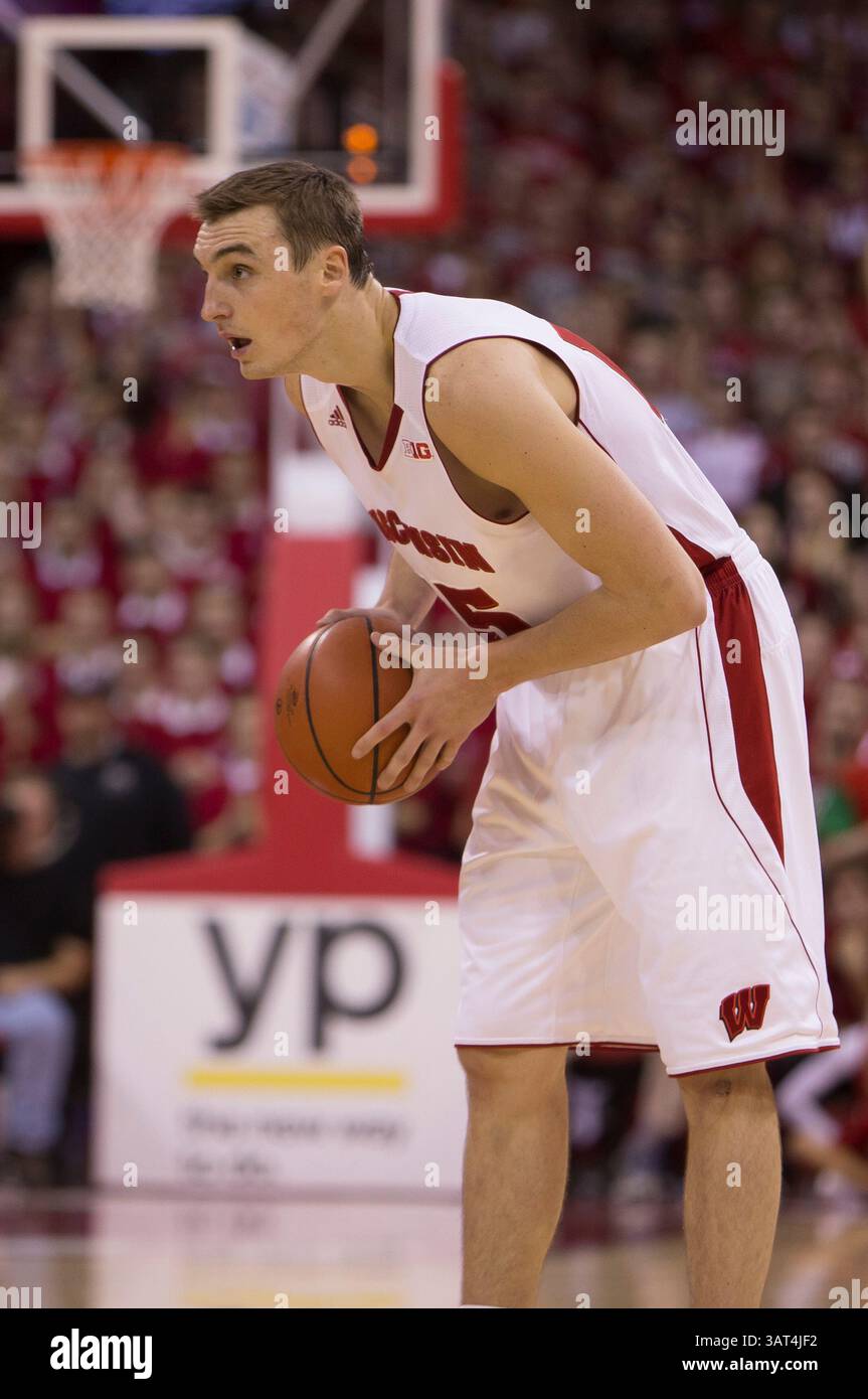 12 novembre 2013 - Madison, Wisconsin, Stati Uniti d'America - 12 novembre 2013: L'attaccante dei Wisconsin Badgers Sam Dekker #15 vuole passare il pallacanestro durante la partita di basket NCAA tra i Florida Gators e i Wisconsin Badgers al Kohl Center di Madison, WISCONSIN. Il Wisconsin sconfisse la Florida 59-53. John Fisher/CSM(immagine di credito: © John Fisher/Cal Sport Media/ZUMAPRESS.com) Foto Stock