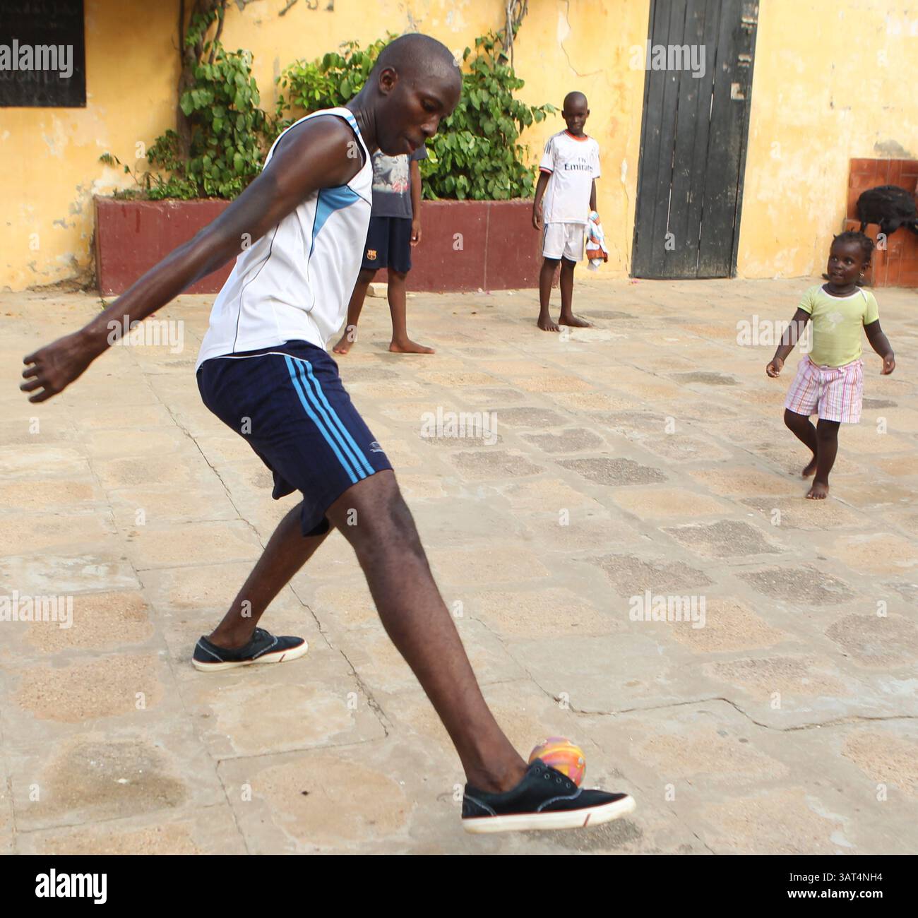 26 settembre 2013 - Dakar, AB, Africa - Note-Hold for Samaritan's Purse Feature) i bambini giocano a calcio con un pallone sottodimensionato in una scena di strada sull'isola di Goree, al largo della costa di Dakar, Senegal giovedì 26 settembre 2013. . Un gruppo di Samaritan's Purse con sede in Canada si è recato di recente a Dakar, Senegal, per l'operazione Christmas Child, che consegna giocattoli e articoli essenziali in una scatola di scarpe rossa e verde ai paesi poveri. Giovedì 26 settembre 2013. Jim Wells/Calgary Sun/QMI Agency (immagine di credito: © Jim Wells/QMI Agency/ZUMAPRESS.com) Foto Stock