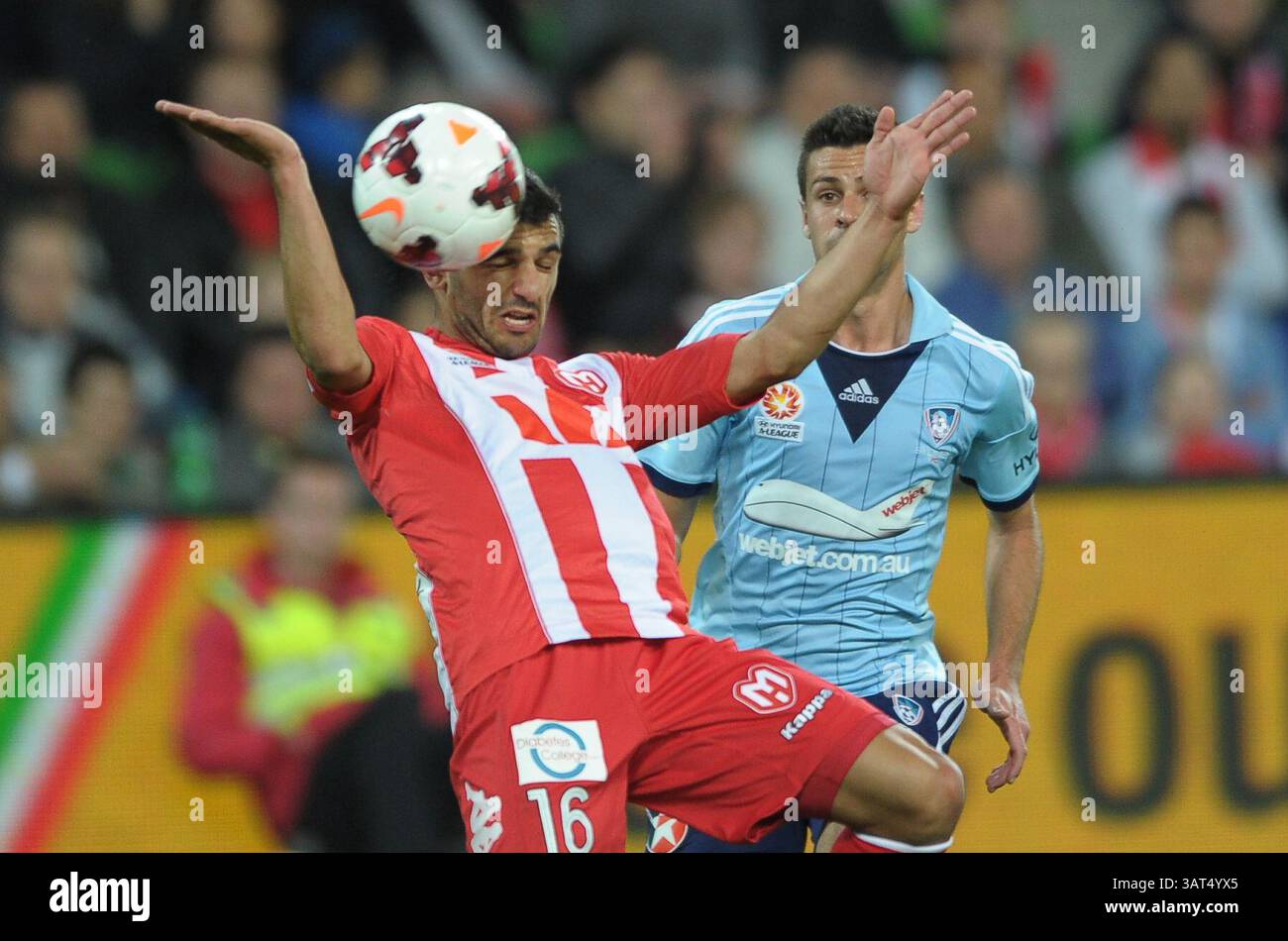 15 novembre 2013 - Melbourne, Victoria, Australia - Aziz Behich of Melbourne Heart in azione durante il 6° round match tra Melbourne Heart e Sydney FC durante la stagione australiana Hyundai A-League 2013/2014 all'AAMI Park di Melbourne, Australia. (Immagine di credito: © Theo Karanikos/ZUMAPRESS.com) Foto Stock