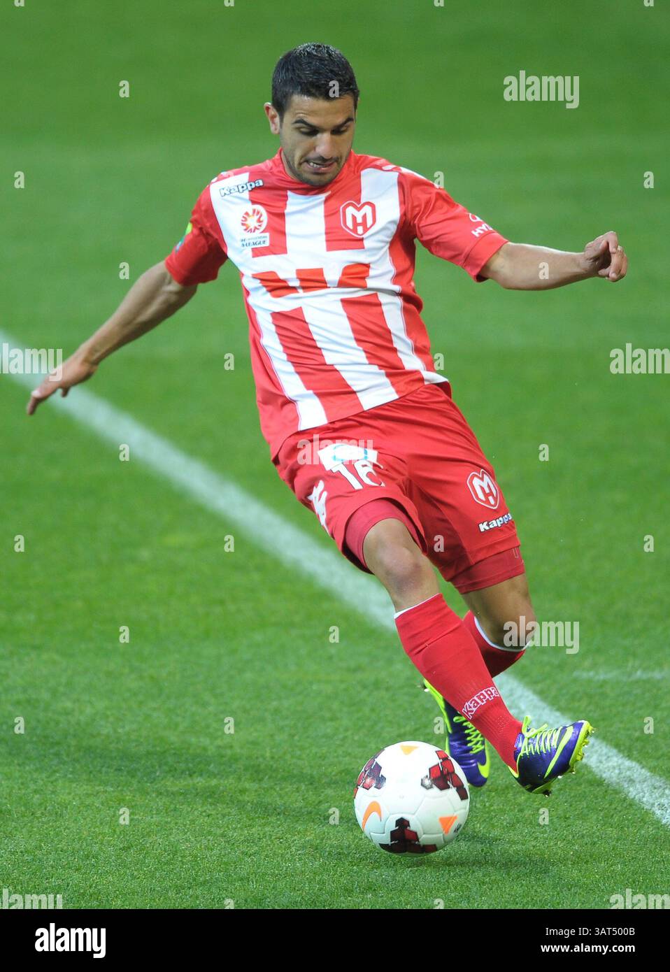 15 novembre 2013 - Melbourne, Victoria, Australia - Aziz Behich of Melbourne Heart in azione durante il 6° round match tra Melbourne Heart e Sydney FC durante la stagione australiana Hyundai A-League 2013/2014 all'AAMI Park di Melbourne, Australia. (Immagine di credito: © Theo Karanikos/ZUMAPRESS.com) Foto Stock