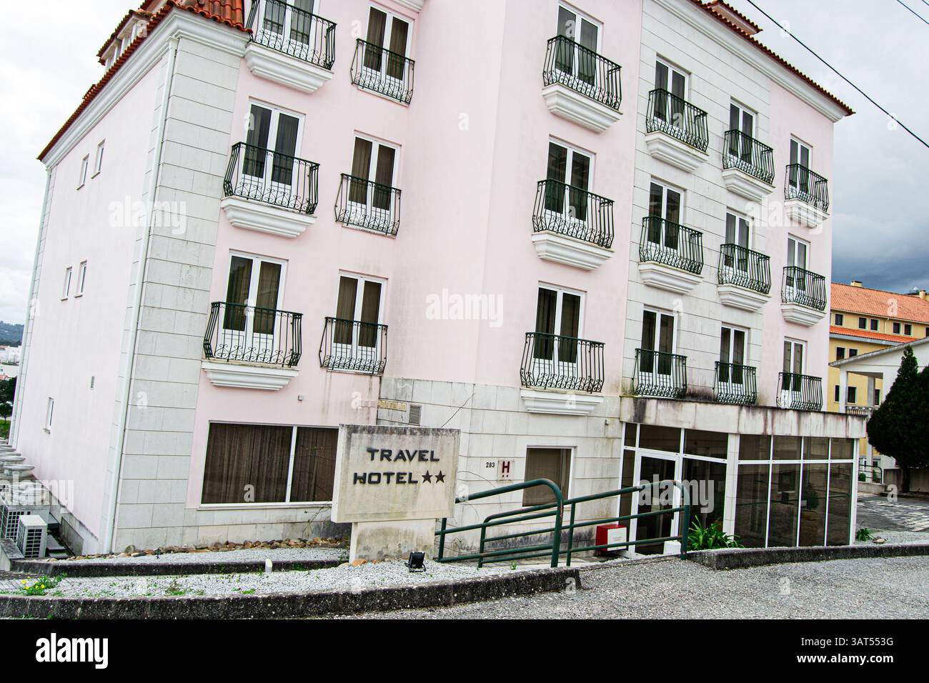 Fatima, Portogallo - 15 aprile 2025: Facciata del Travel Hotel a Fatima in Portogallo con colori pastello, balconi e insegne. Foto Stock