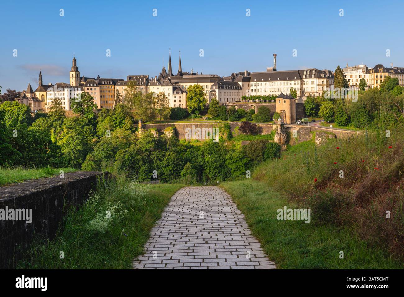 Vista sulla città di Lussemburgo dal forte Thungen nel parco Drai Eechelen Foto Stock