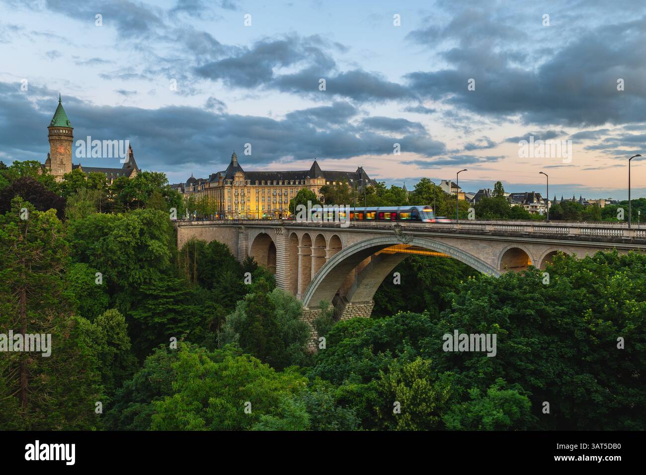 Scenario del Ponte Adolphe e della torre dell'orologio nella città di Lussemburgo, Lussemburgo Foto Stock