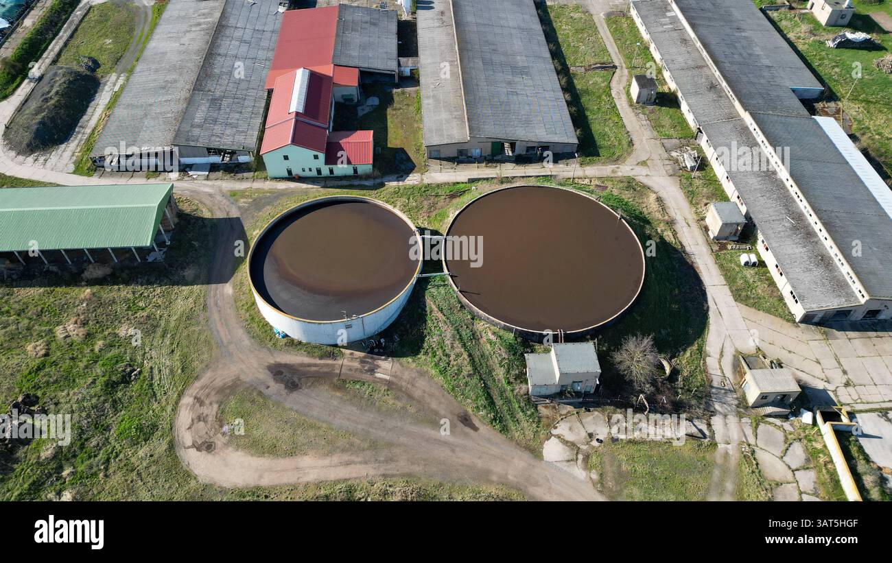 Gröditz - Zwei Leichen in Güllebecken gefunen Kripo ermittelt zur Todesursache 07.04.2025 gegen 14:30 Uhr Gröditz OT Spansberg, Landweg PM Polizeidirektion Dresden: IM Zusammenhang mit dem Fund zweier lebloser Personen führen die Staatsanwaltschaft Dresden und die Polizeidirektion Dresden aktuell ein Tomittlungsverfahren. Montagnachmittag sind eine Frau sowie ein Mann tot in einem Güllebecken im Gröditzer Ortsteil Spansberg aufgefunden worden. Die Polizei sicherte den Fundort ab. In der Folge nahmen Ermittler und Kriminaltechniker die Untersuchungen auf. Die rechtsmedizinische Untersuchun Foto Stock