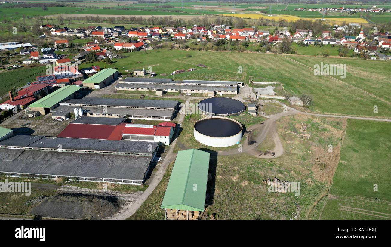 Gröditz - Zwei Leichen in Güllebecken gefunen Kripo ermittelt zur Todesursache 07.04.2025 gegen 14:30 Uhr Gröditz OT Spansberg, Landweg PM Polizeidirektion Dresden: IM Zusammenhang mit dem Fund zweier lebloser Personen führen die Staatsanwaltschaft Dresden und die Polizeidirektion Dresden aktuell ein Tomittlungsverfahren. Montagnachmittag sind eine Frau sowie ein Mann tot in einem Güllebecken im Gröditzer Ortsteil Spansberg aufgefunden worden. Die Polizei sicherte den Fundort ab. In der Folge nahmen Ermittler und Kriminaltechniker die Untersuchungen auf. Die rechtsmedizinische Untersuchun Foto Stock