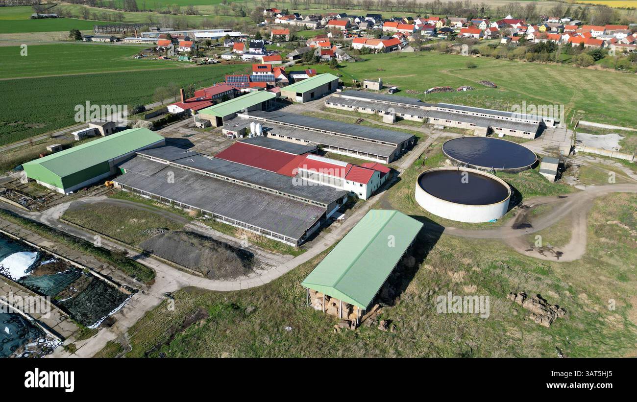 Gröditz - Zwei Leichen in Güllebecken gefunen Kripo ermittelt zur Todesursache 07.04.2025 gegen 14:30 Uhr Gröditz OT Spansberg, Landweg PM Polizeidirektion Dresden: IM Zusammenhang mit dem Fund zweier lebloser Personen führen die Staatsanwaltschaft Dresden und die Polizeidirektion Dresden aktuell ein Tomittlungsverfahren. Montagnachmittag sind eine Frau sowie ein Mann tot in einem Güllebecken im Gröditzer Ortsteil Spansberg aufgefunden worden. Die Polizei sicherte den Fundort ab. In der Folge nahmen Ermittler und Kriminaltechniker die Untersuchungen auf. Die rechtsmedizinische Untersuchun Foto Stock
