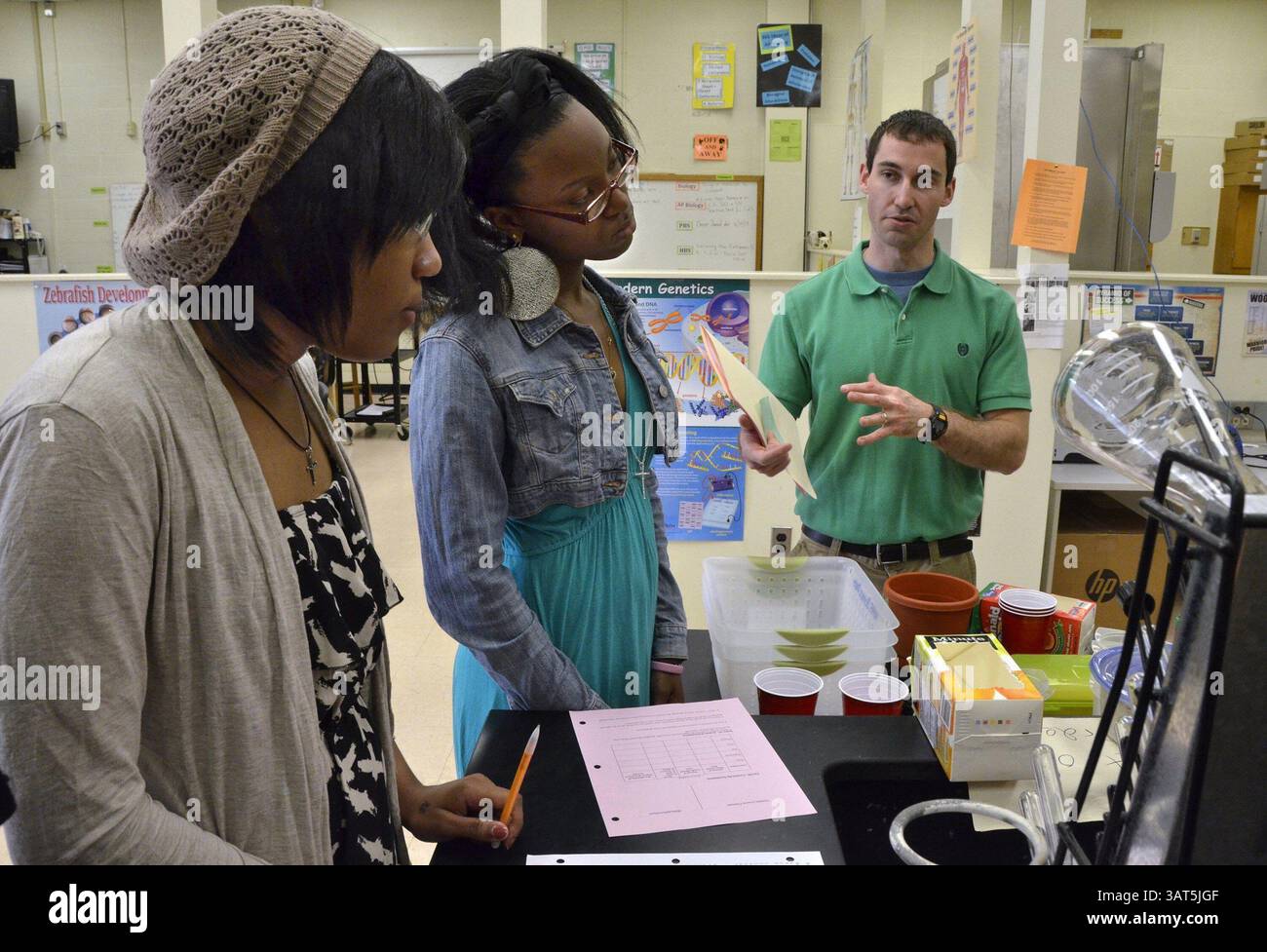 16 aprile 2013 - Woodlawn, MD, USA - Rasaundra Morrison, Left, e Destiny Miller ascoltano l'insegnante Brian Patterson prima di iniziare un test di laboratorio in un corso di biologia Advanced Placement presso la Woodlawn High School di Woodlawn, Maryland, nell'aprile 2013. (Immagine di credito: © Amy Davis/MCT/ZUMAPRESS.com) Foto Stock