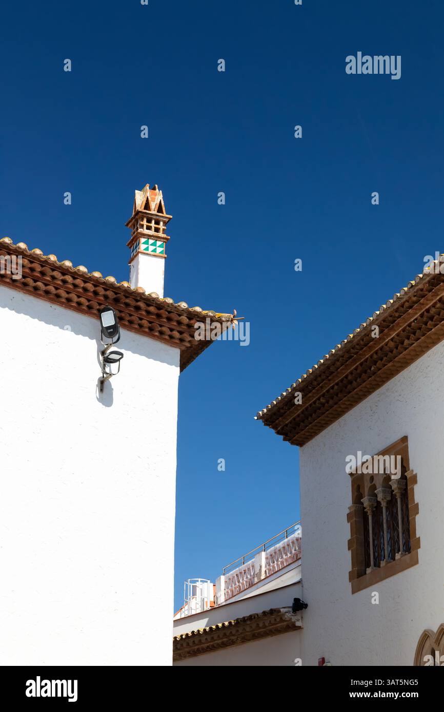 Tegole ornate, Palau Marycel, Sitges, Spagna. Foto Stock