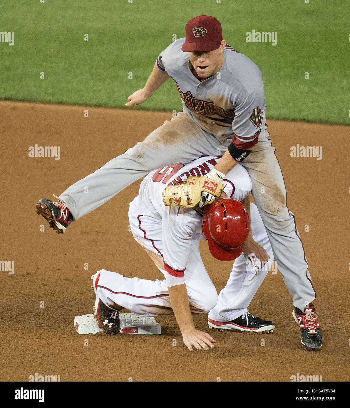 25 giugno 2013 - Washington, DC, USA - Arizona Diamondbacks, seconda base Aaron Hill (2) atterra in cima alla prima base dei Washington Nationals Adam LaRoche (25) dopo che LaRoche era fuori in seconda base durante il settimo inning al Nationals Park di Washington, D. C, martedì 25 giugno 2013. Washington sconfisse Arizona 7-5. (Immagine di credito: © Harry E. Walker/MCT/ZUMAPRESS.com) Foto Stock