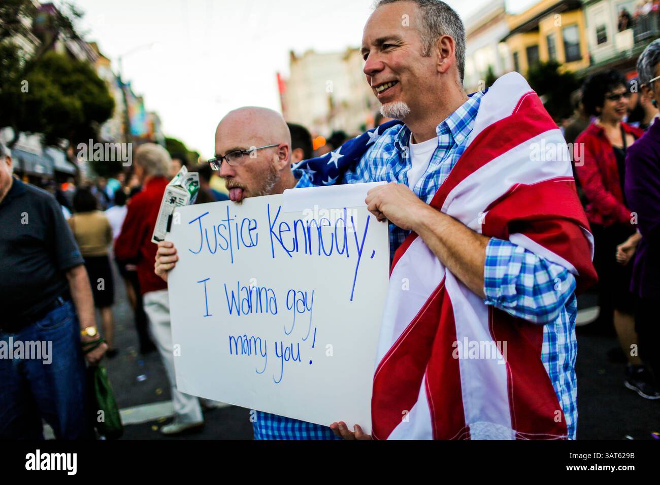 26 giugno 2013 - San Francisco, California, Stati Uniti - TOM MCELROY e il suo partner RENE HENLEY festeggiano nel quartiere di Castro per celebrare la decisione della Corte Suprema degli Stati Uniti che ha abbattuto il DOMA e ha confermato la Corte del Nono circuito degli Stati Uniti che ha dichiarato incostituzionale la proposta 8 della California, che definiva il matrimonio come un uomo e una donna. (Immagine di credito: © Peter Thoshinsky/ZUMAPRESS.com) Foto Stock