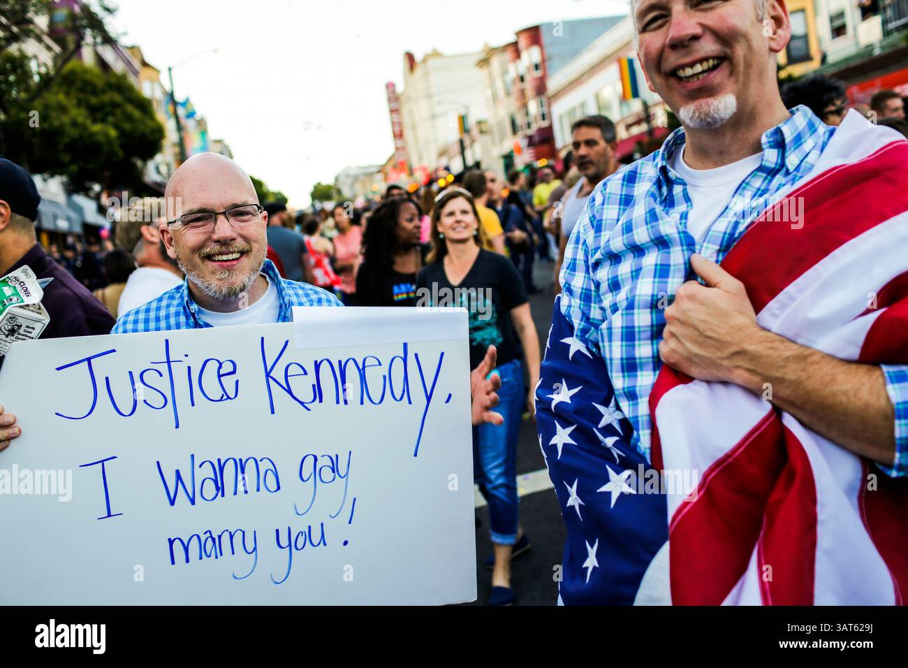 26 giugno 2013 - San Francisco, California, Stati Uniti - TOM MCELROY e il suo partner RENE HENLEY festeggiano nel quartiere di Castro per celebrare la decisione della Corte Suprema degli Stati Uniti che ha abbattuto il DOMA e ha confermato la Corte del Nono circuito degli Stati Uniti che ha dichiarato incostituzionale la proposta 8 della California, che definiva il matrimonio come un uomo e una donna. (Immagine di credito: © Peter Thoshinsky/ZUMAPRESS.com) Foto Stock