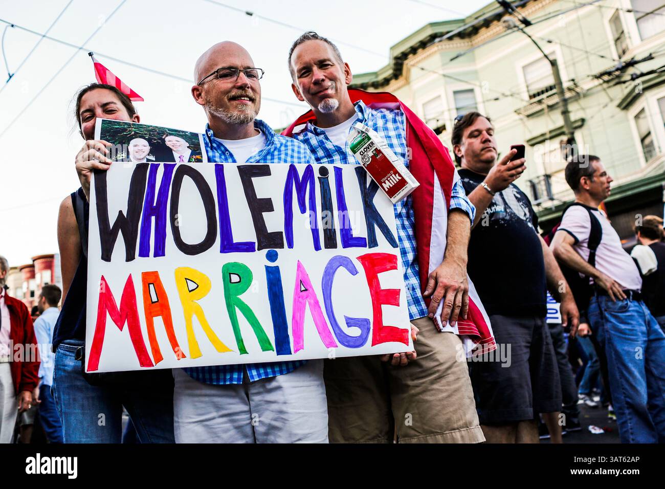 26 giugno 2013 - San Francisco, California, Stati Uniti - TOM MCELROY e il suo partner RENE HENLEY festeggiano nel quartiere di Castro per celebrare la decisione della Corte Suprema degli Stati Uniti che ha abbattuto il DOMA e ha confermato la Corte del Nono circuito degli Stati Uniti che ha dichiarato incostituzionale la proposta 8 della California, che definiva il matrimonio come un uomo e una donna. (Immagine di credito: © Peter Thoshinsky/ZUMAPRESS.com) Foto Stock