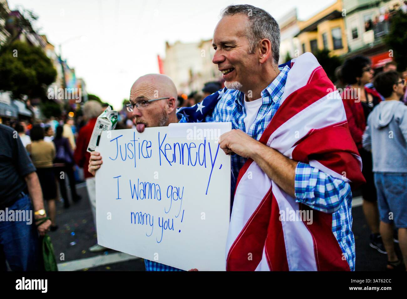26 giugno 2013 - San Francisco, California, Stati Uniti - TOM MCELROY e il suo partner RENE HENLEY festeggiano nel quartiere di Castro per celebrare la decisione della Corte Suprema degli Stati Uniti che ha abbattuto il DOMA e ha confermato la Corte del Nono circuito degli Stati Uniti che ha dichiarato incostituzionale la proposta 8 della California, che definiva il matrimonio come un uomo e una donna. (Immagine di credito: © Peter Thoshinsky/ZUMAPRESS.com) Foto Stock