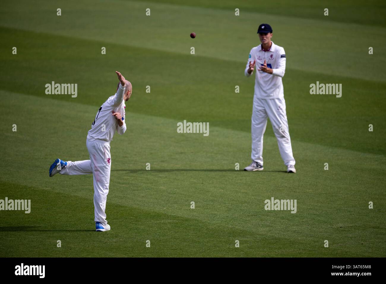 Sussex contro Somerset - Rothesay County Championship HOVE, INGHILTERRA - 12 APRILE: Jack Leach di Somerset si riscalda prima del suo periodo di bowling durante Sussex V. Foto Stock