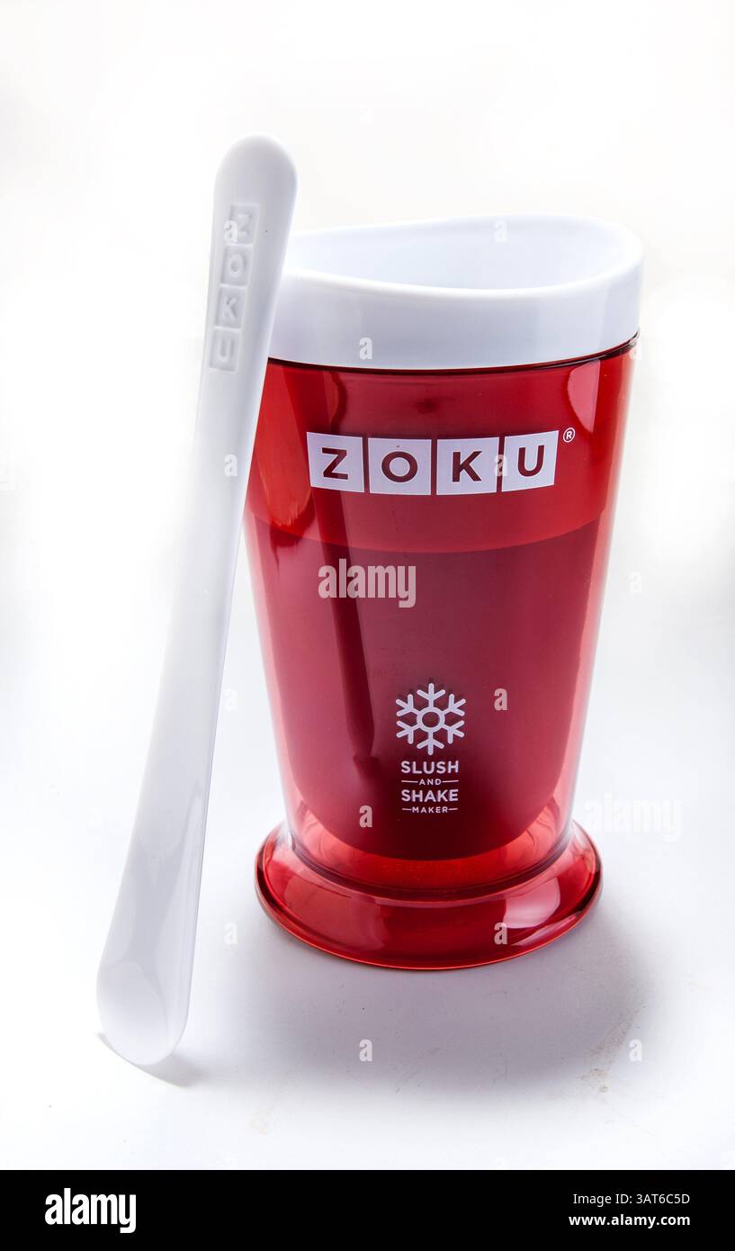 13 maggio 2013 - Chicago, Illinois, Stati Uniti - Zoku Slush and Shake Maker ha un nucleo interno congelabile che scorre in una guaina esterna consentendo di preparare rapidamente una miscela liquida e agitata. (Immagine di credito: © Bill Hogan/MCT/ZUMAPRESS.com) Foto Stock