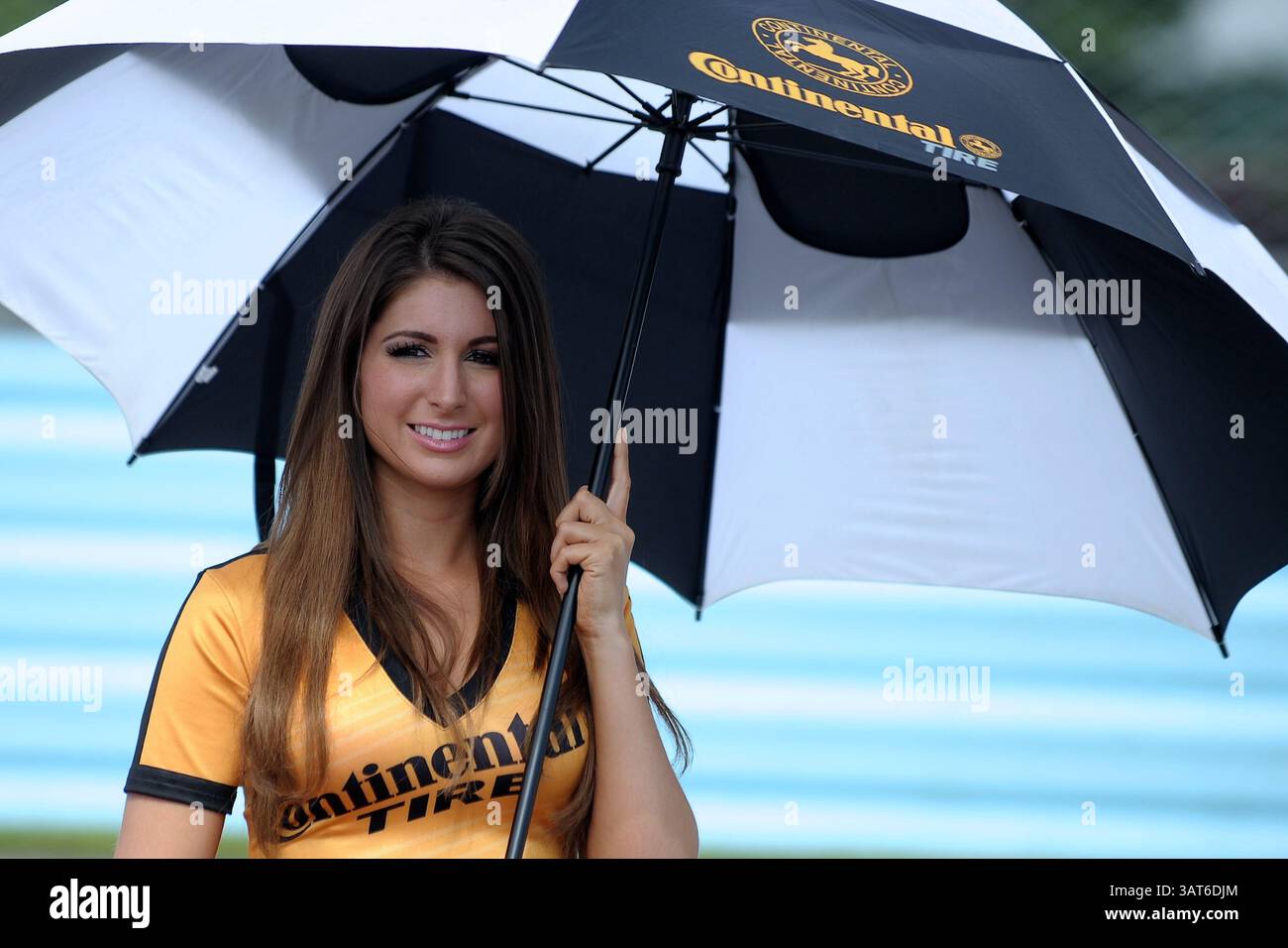 30 giugno 2013 - Watkins Glen, New York, U. S - una delle ragazze della promozione Continental Tire tiene un ombrello sulla pit Road prima della corsa del Sahlen's Six Hours of the Glen all'autodromo Watkins Glen International Speedway di Watkins Glen, NY. Il team Action Express Racing #5 Corvette Daytona Prototype ha vinto con i piloti Christian Fittipaldi e Joao Barbosa al volante. (Immagine di credito: © Michael Johnson/ZUMAPRESS.com) Foto Stock