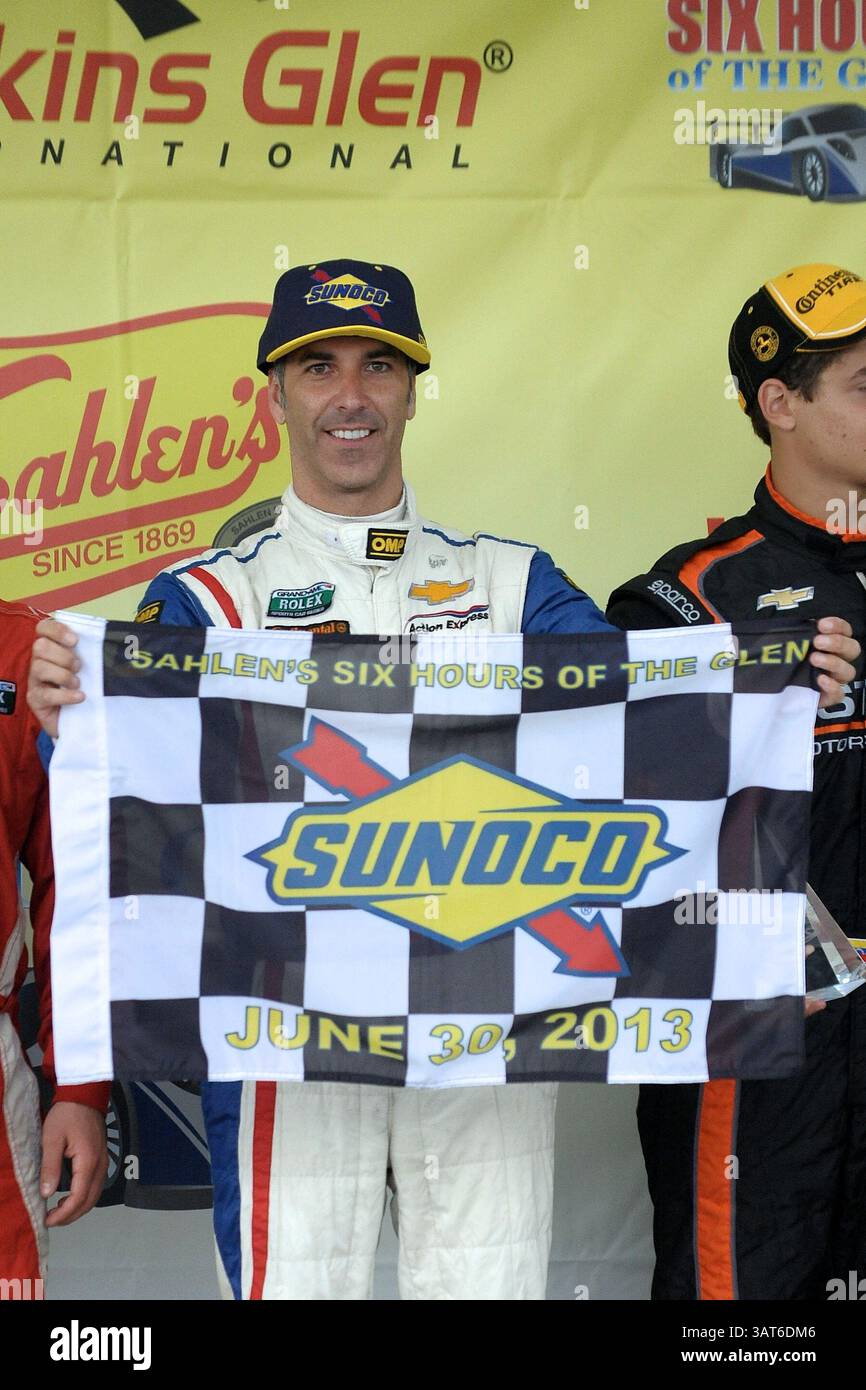 30 giugno 2013 - Watkins Glen, New York, U. S - JOAO BARBOSA, vincitore della gara, regala la bandiera a scacchi del campionato nella corsia della vittoria dopo la corsa della sei ore di Glen del Sahlen al Watkins Glen International Speedway di Watkins Glen, NY. Il team Action Express Racing #5 Corvette Daytona Prototype ha vinto con i piloti Christian Fittipaldi e Joao Barbosa al volante. (Immagine di credito: © Michael Johnson/ZUMAPRESS.com) Foto Stock
