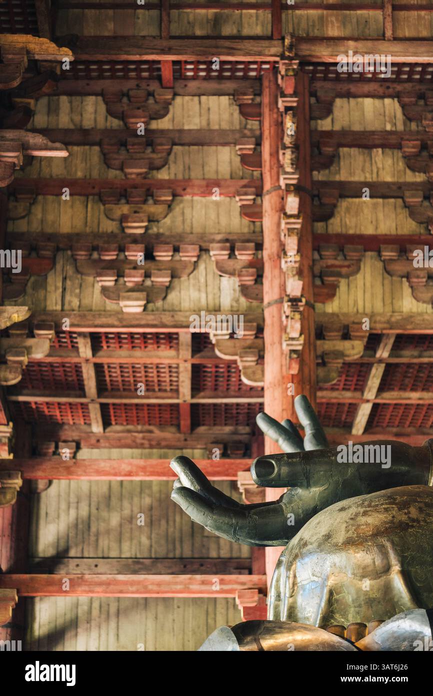 Mano di bronzo della statua del grande Buddha all'interno del tempio Todai-ji, Nara, Giappone. Foto Stock
