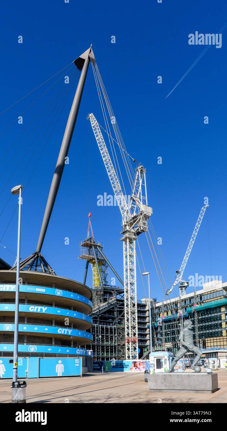 Etihad Stadium North Stand. Una delle torri di supporto per i cavi di supporto del tetto. Manchester, Inghilterra, Regno Unito. Il tappo viene sollevato in posizione. Foto Stock