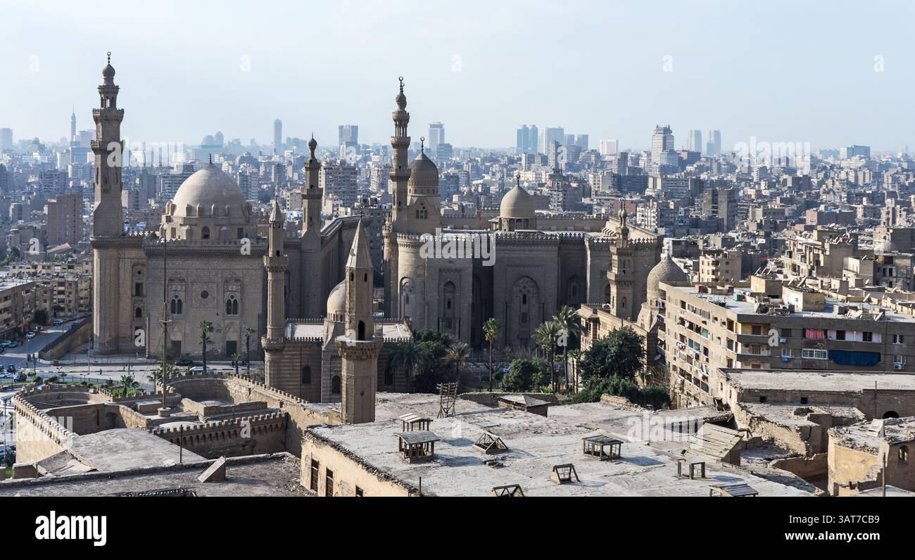 Una vista panoramica del Cairo, in Egitto, che mostra un mix di architettura storica e moderna. Il primo piano presenta edifici tradizionali, mentre il dorso Foto Stock