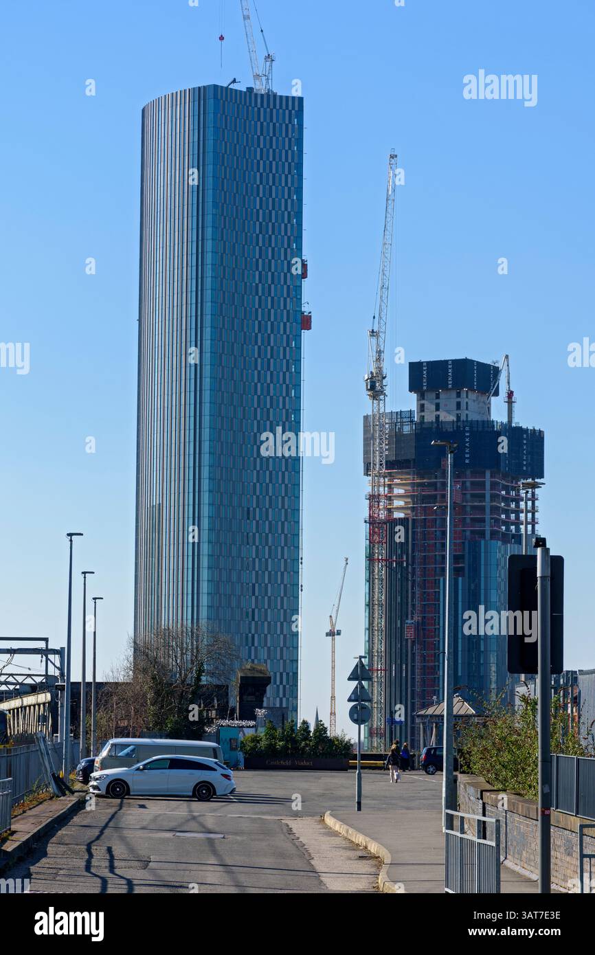 I Vista River Gardens e la Torre D2 (in costruzione), lo sviluppo di Trinity Island. Da Castlefield, Manchester, Inghilterra, Regno Unito Foto Stock