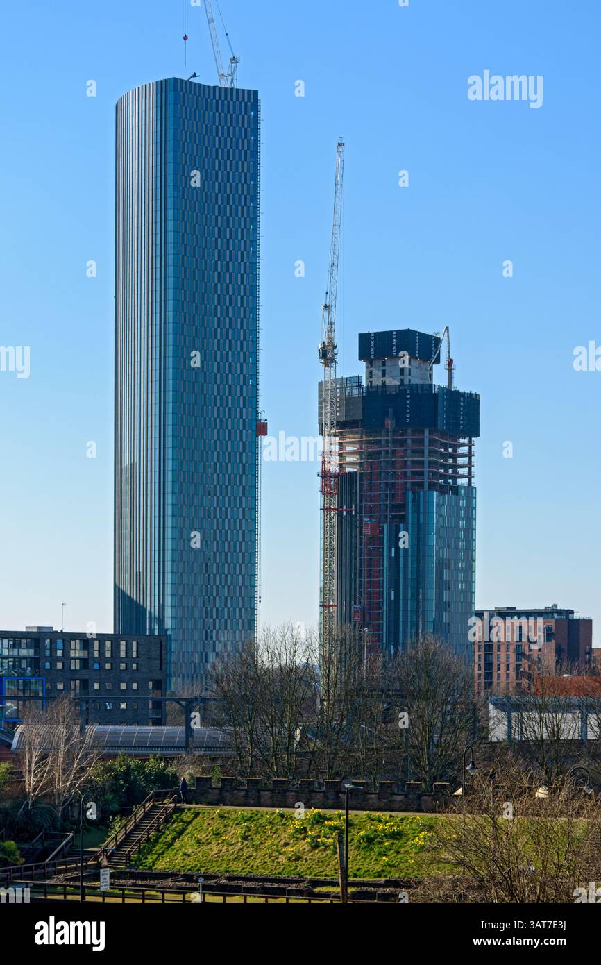 I Vista River Gardens e la Torre D2 (in costruzione), lo sviluppo di Trinity Island. Da Castlefield, Manchester, Inghilterra, Regno Unito Foto Stock