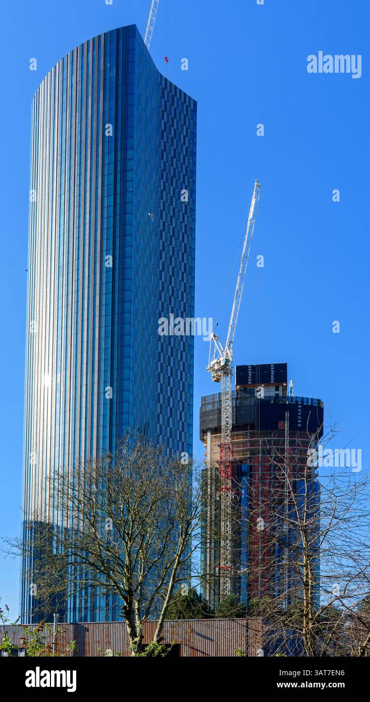 Il blocco di appartamenti Vista River Gardens, Trinity Island Development, Manchester, Inghilterra, Regno Unito dietro c'è la Torre D2 in costruzione. Foto Stock